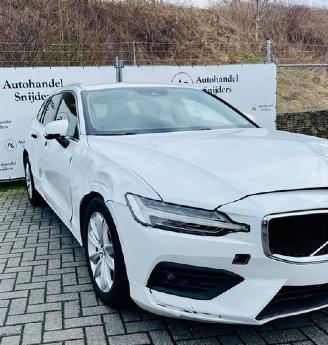 uszkodzony samochody osobowe Volvo V-60 Momentum Pro 2021/1
