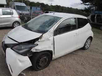 damaged passenger cars Toyota Aygo 1.0 X - 5 Drs 2016/5