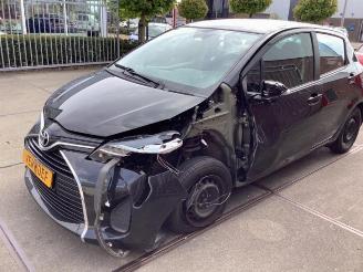 damaged passenger cars Toyota Yaris Yaris III (P13), Hatchback, 2010 / 2020 1.0 12V VVT-i 2015/10