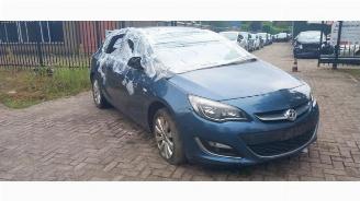 Voiture accidenté Opel Astra Astra J (PC6/PD6/PE6/PF6), Hatchback 5-drs, 2009 / 2015 2.0 CDTI 16V 165 Ecotec 2014/9