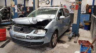 damaged passenger cars Volkswagen Touran 1.6 16v FSI Business 2006/7