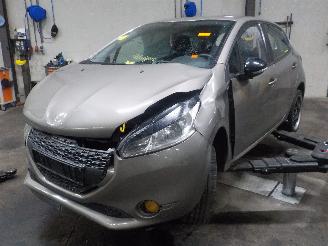 damaged passenger cars Peugeot 208 208 I (CA/CC/CK/CL) Hatchback 1.2 Vti 12V PureTech 82 (EB2F(HMZ)) [60k=
W]  (03-2012/12-2019) 2013
