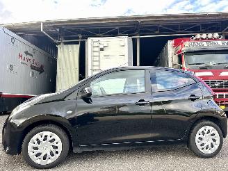 Damaged car Toyota Aygo 1.0 VVT-i 72pk X-Play 5drs - 51dkm nap - camera - airco - cruise - aux - usb - bleutooth - stuurbediening 2021/11