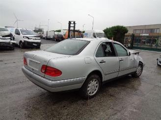 uszkodzony samochody osobowe Mercedes E-klasse  1998/11