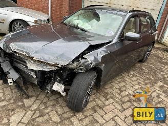 damaged passenger cars BMW 3-serie 330i Touring 2020/1