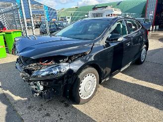 damaged commercial vehicles Volvo V-40 1.6 Cross Country 2013/5